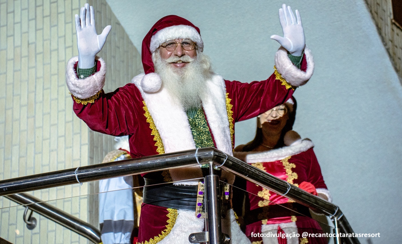 Recanto Cataratas abre a temporada de Natal com show de luzes e chegada do Papai Noel
