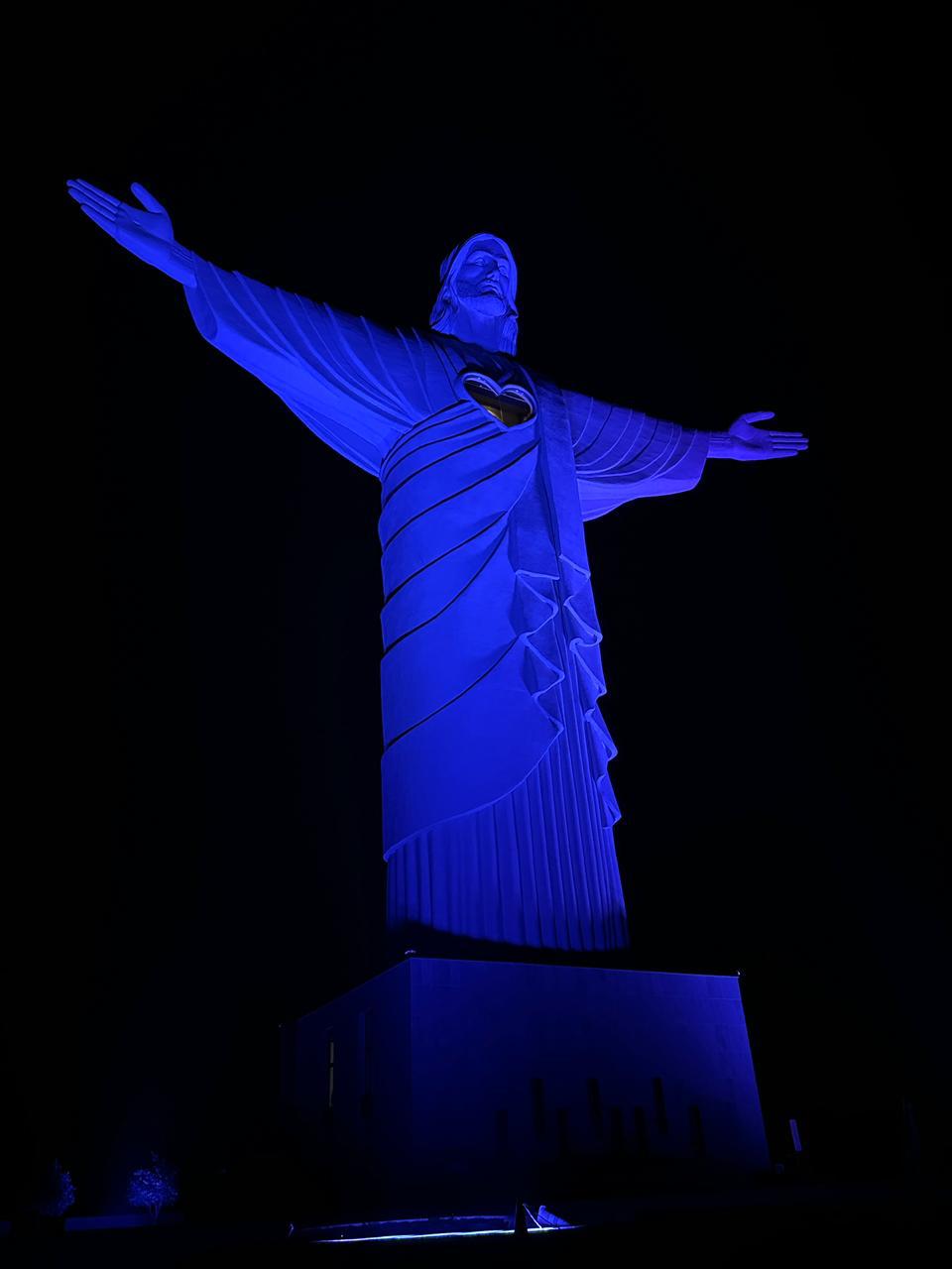 Cristo Protetor de Encantado adere à campanha Novembro Azul com iluminação especial