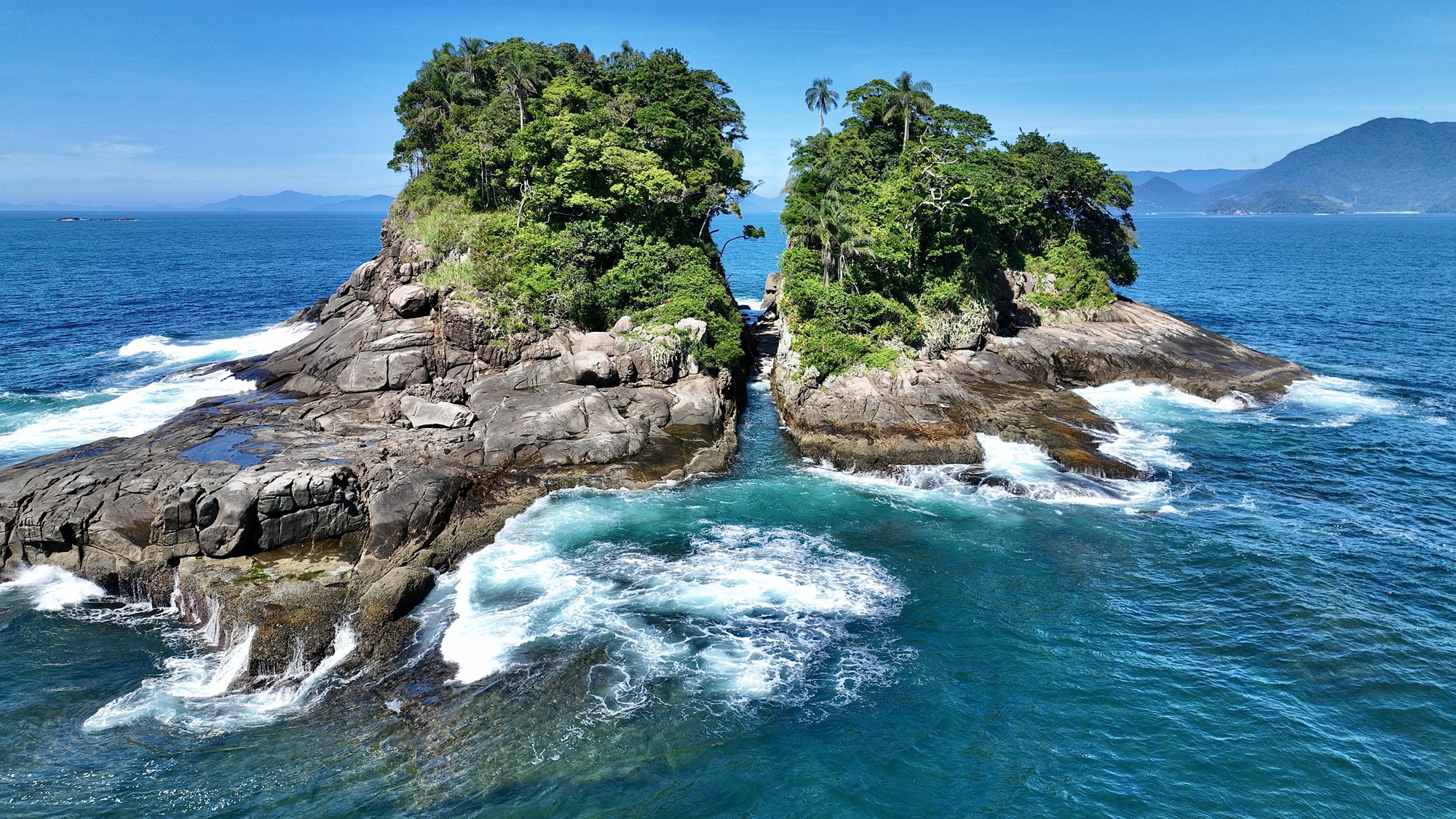 Ilhas do Litoral Norte reúnem mergulho, natureza e cultura caiçara em roteiros de verão