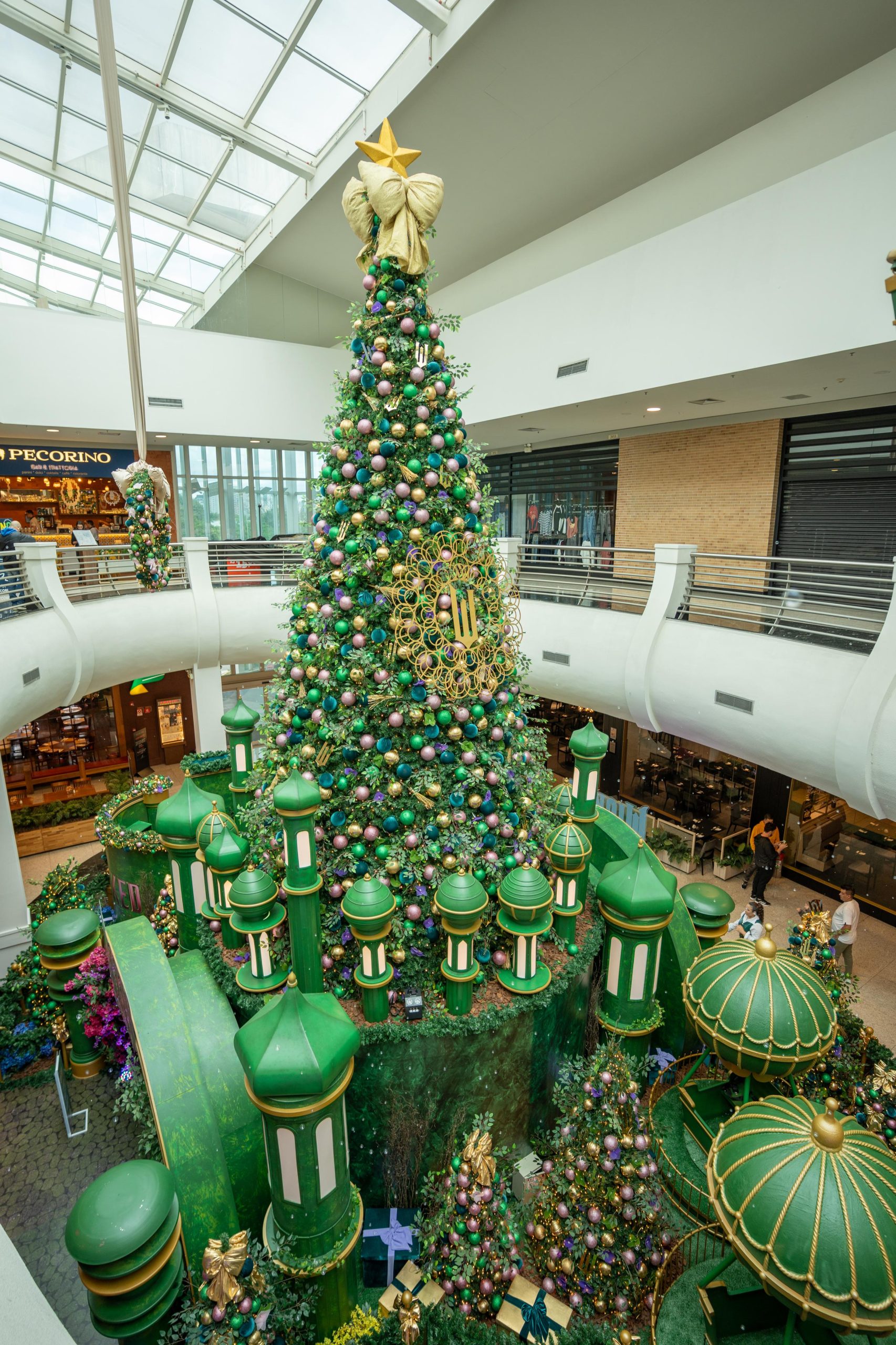 Natal Wicked: Mooca Plaza Shopping inaugura decoração temática nas cores verde e rosa para unir a magia de Oz ao universo natalino