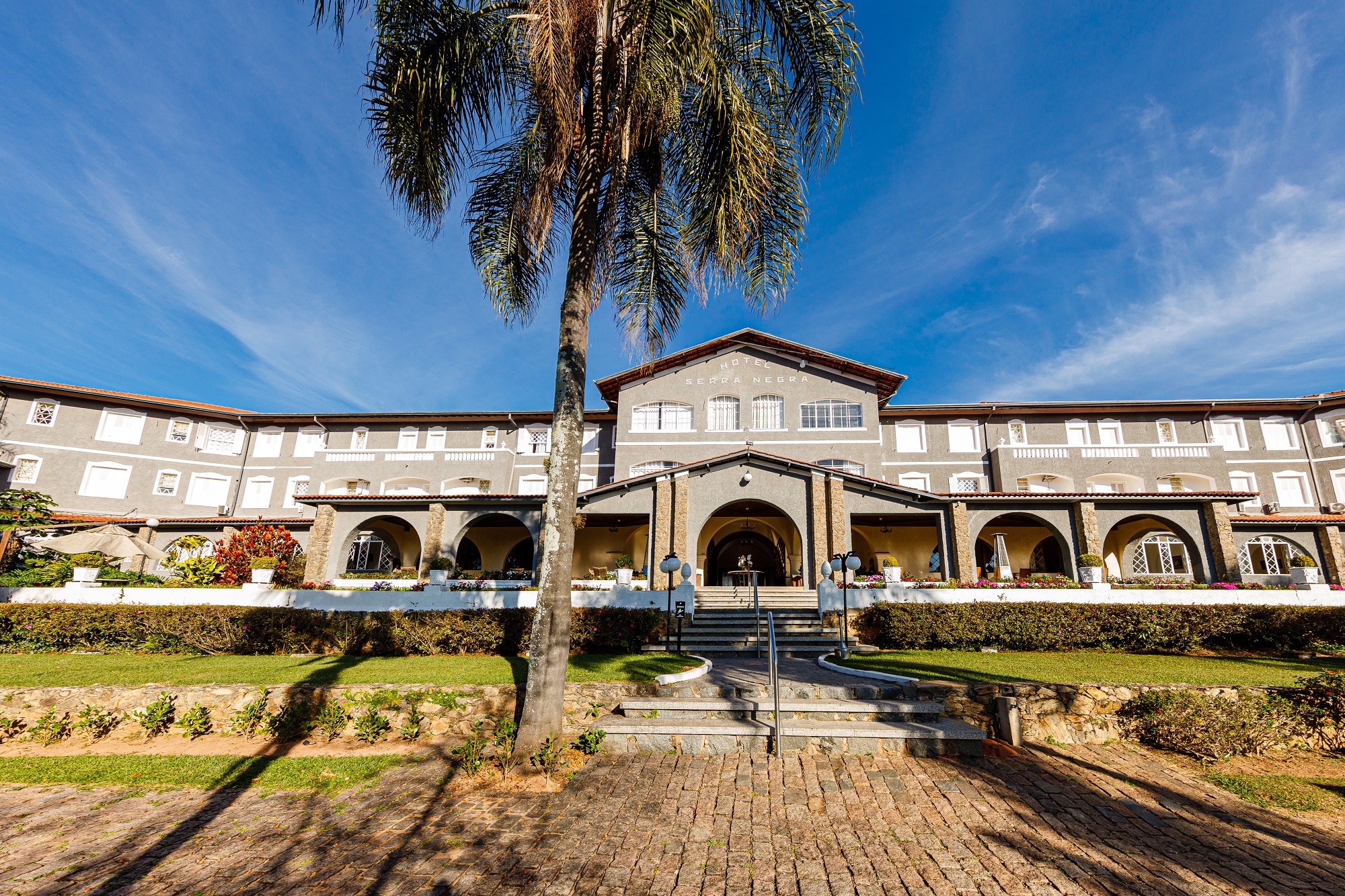 Viva um Carnaval fora do óbvio com história, all inclusive e folia em um resort a 1000 metros de altitude