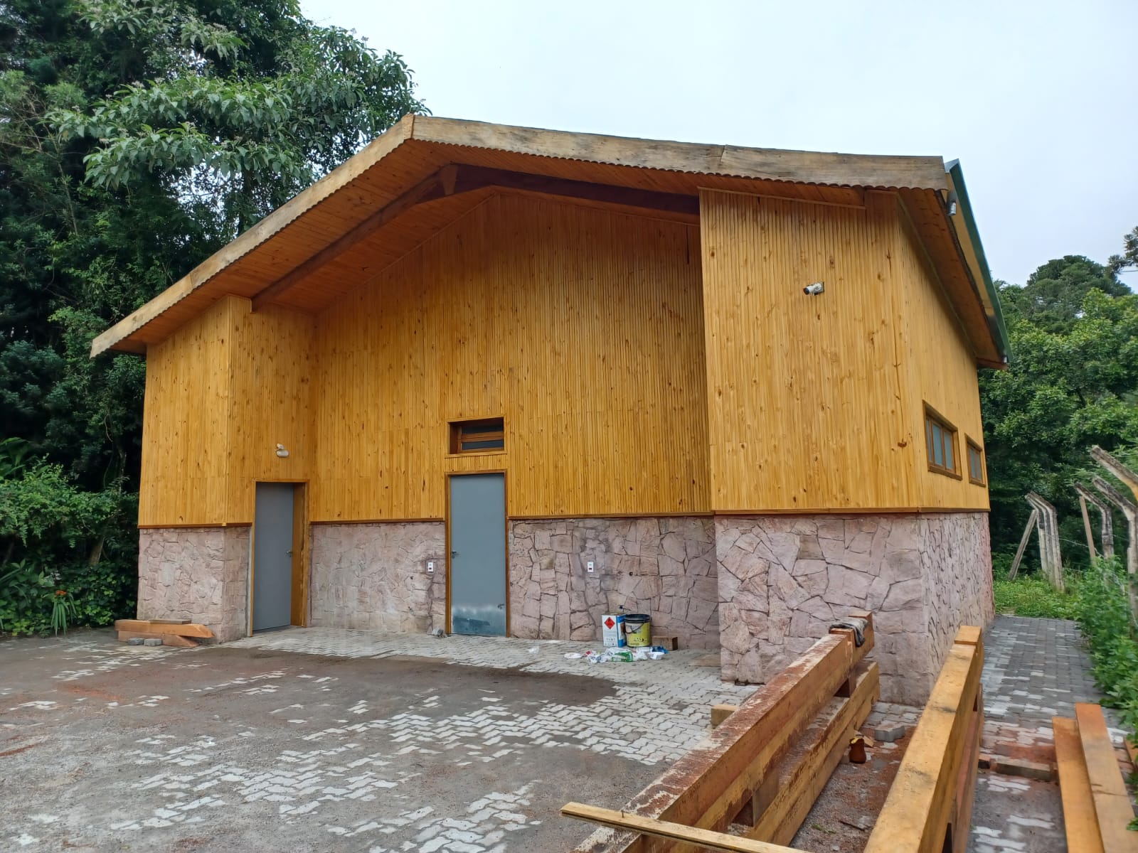 Preços altos, infraestrutura precária e ausência de serviços básicos colocam em xeque o modelo turístico de Monte Verde