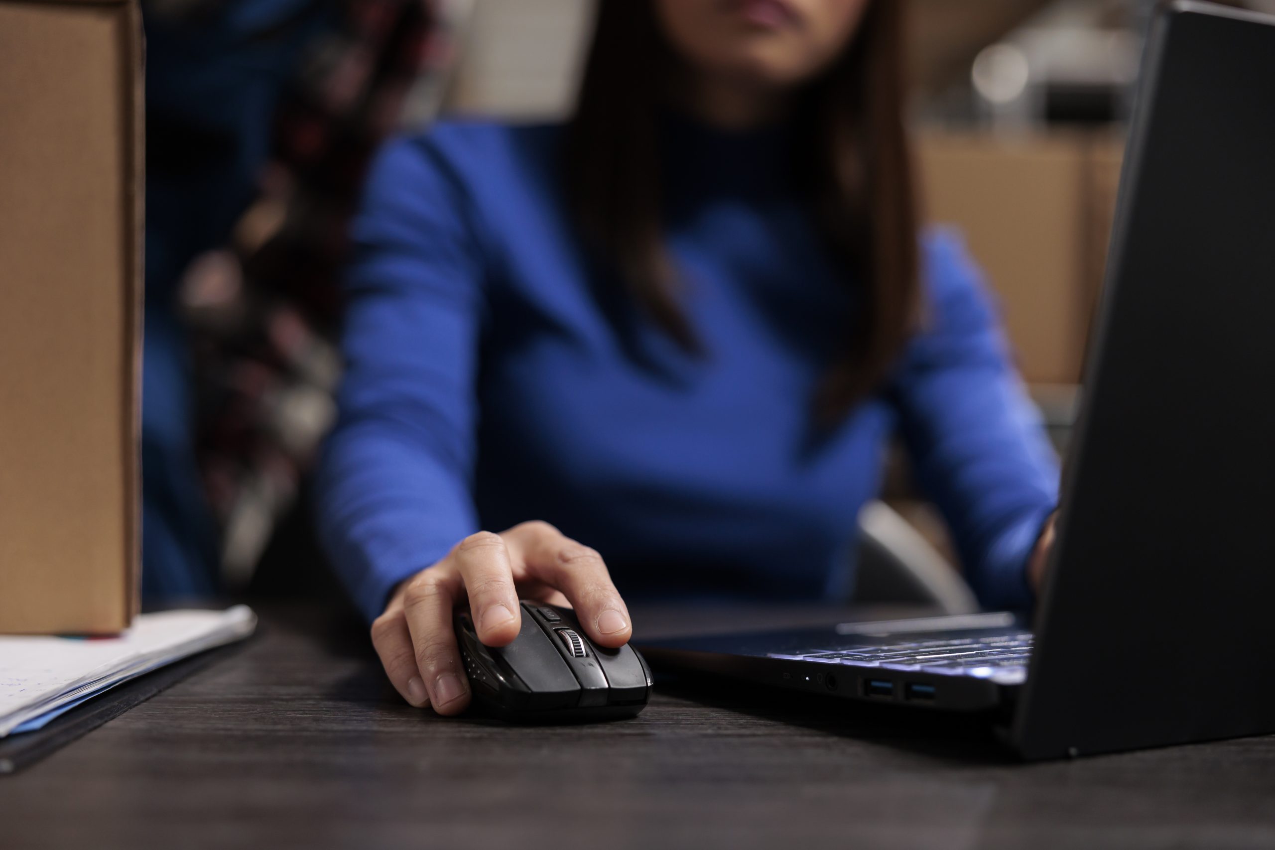 Golpes digitais se multiplicam em viagens, festas e redes sociais