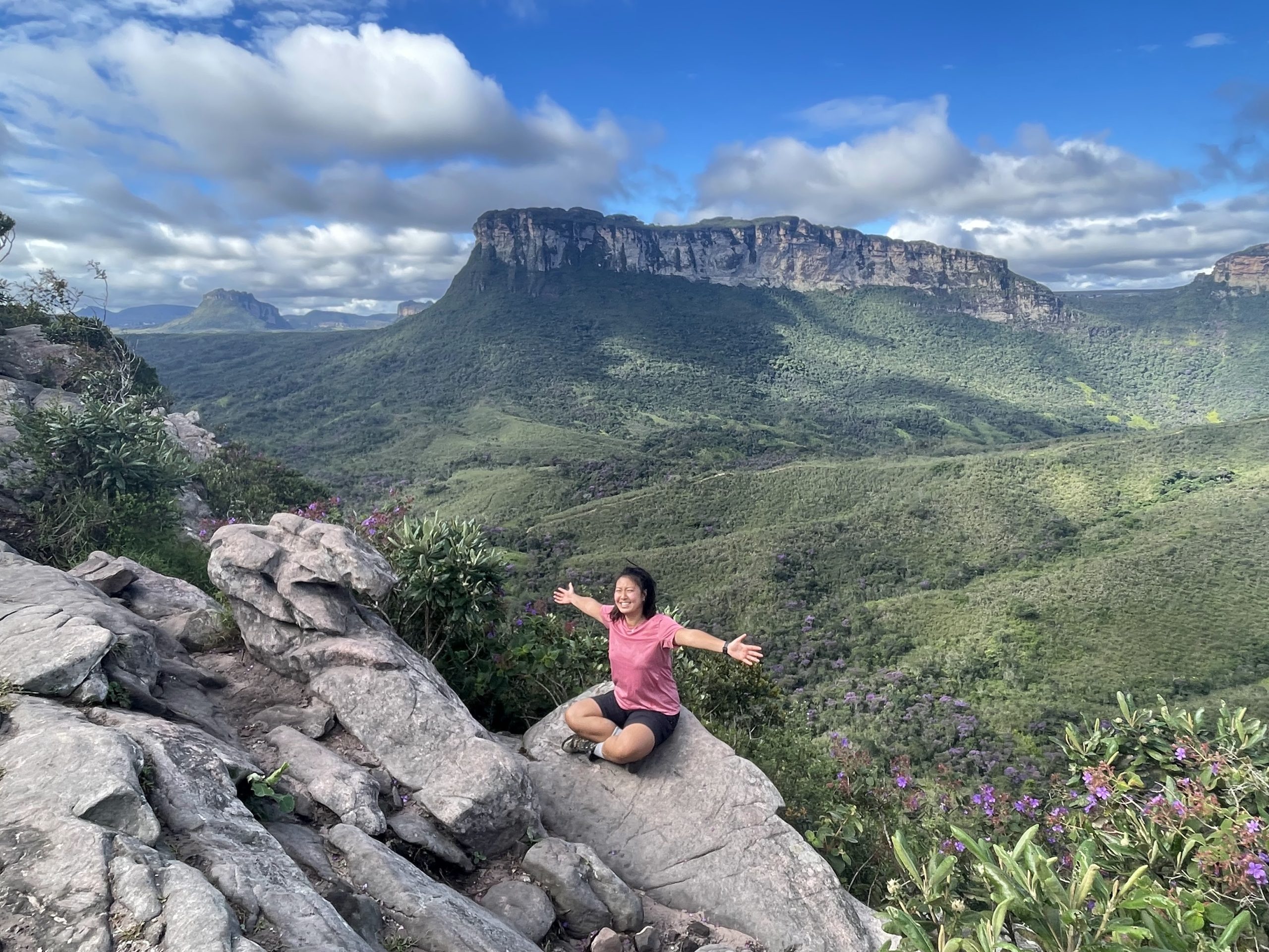 Ecoturismo no Brasil impulsiona viagens solo de mulheres com planejamento e rede de apoio