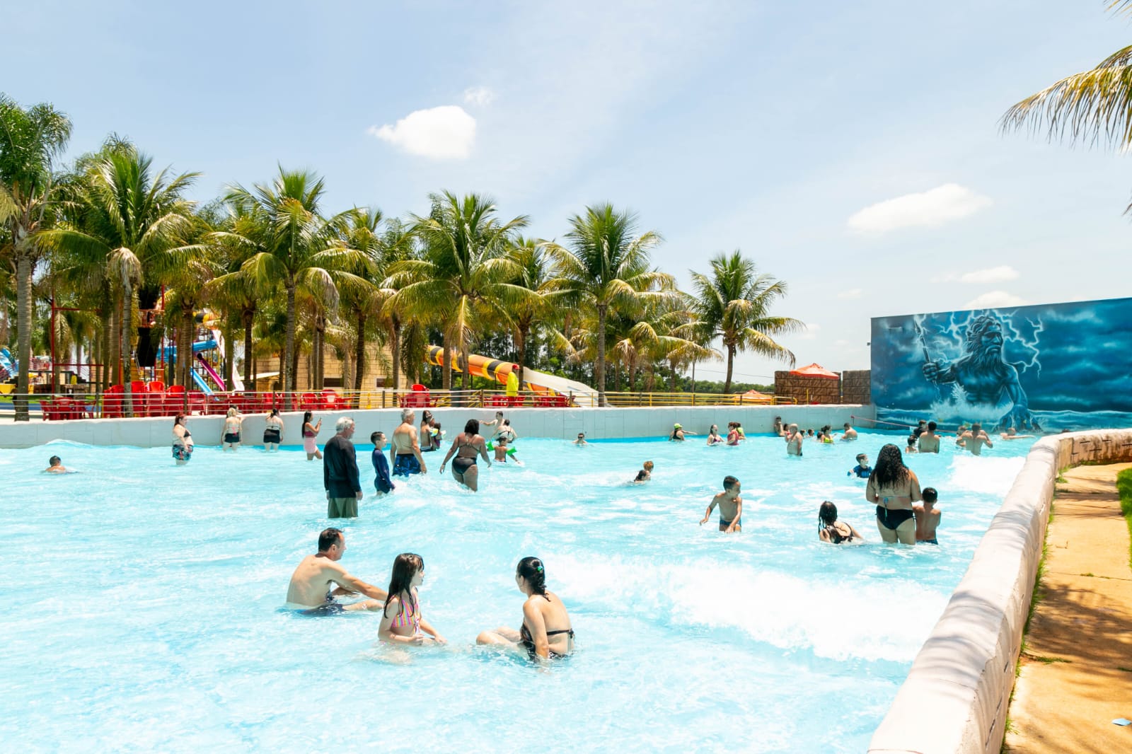 Do radical ao relax: Castelo Park Aquático é opção refrescante longe do litoral