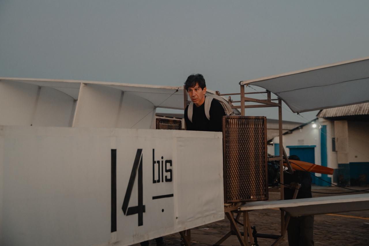 Voo cinematográfico de réplica do 14 Bis marca retomada do aeroporto de São Pedro