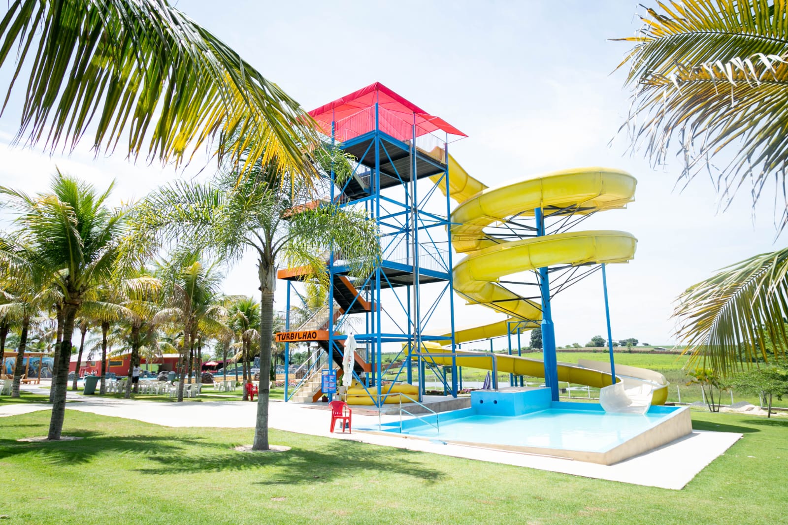 Durante o feriado prolongado, aproveite as águas e caia na diversão no Castelo Park Aquático