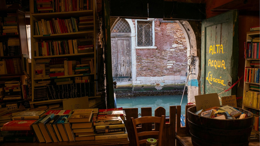 Viajando entre páginas: a ascensão do turismo literário e cinco cidades onde os livros são o nosso melhor guia