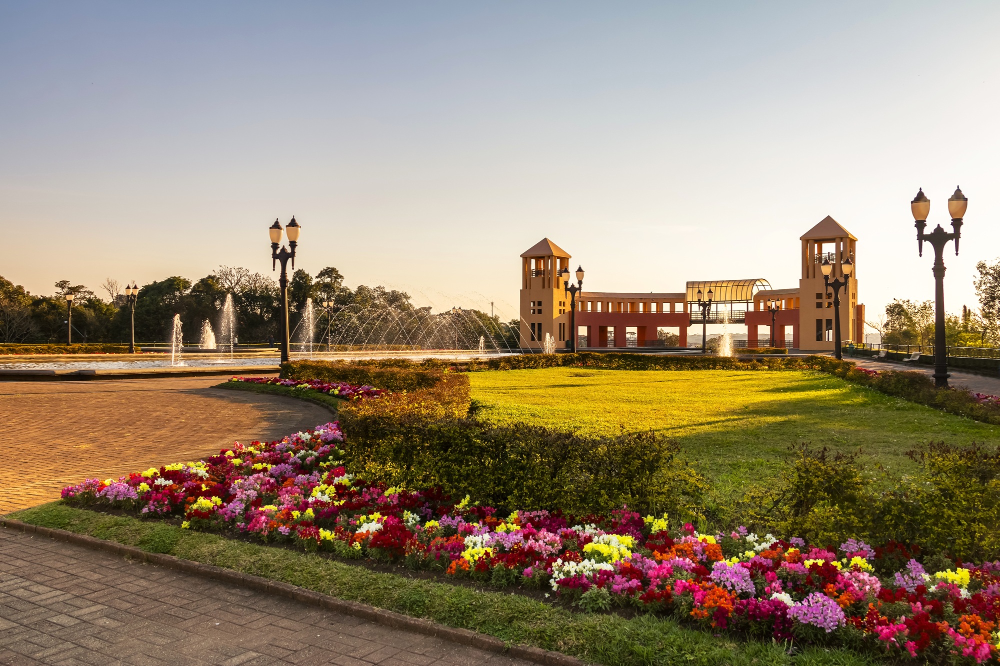 Curitiba consolida alta histórica no turismo e viagens de lazer superam as de negócios