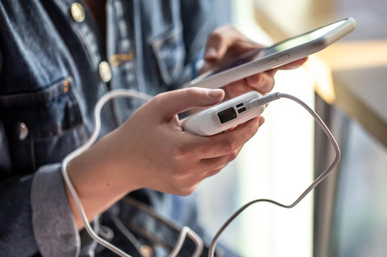Passageiros devem ficar atentos às novas regras para transporte de power banks em voos