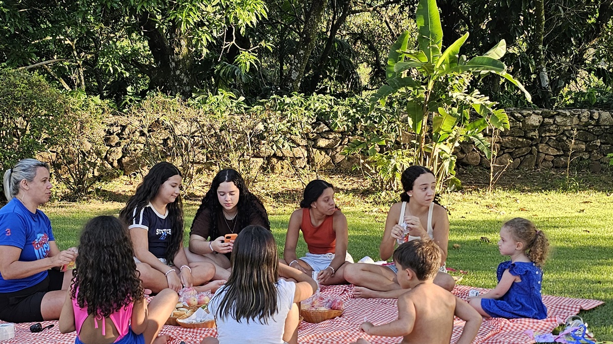 Enquanto as crianças brincam, os pais descansam: hotel fazenda reinventa as férias em família